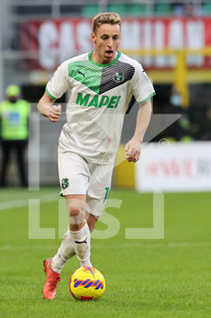2021-11-28 - Davide Frattesi of US Sassuolo in action during the Serie A 2021/22 football match between AC Milan and US Sassuolo at Giuseppe Meazza Stadium, Milan, Italy on November 28, 2021 - AC MILAN VS US SASSUOLO - ITALIAN SERIE A - SOCCER