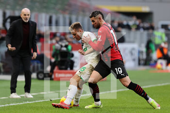 2021-11-28 - Davide Frattesi of US Sassuolo fights for the ball against Theo Hernandez of AC Milan during the Serie A 2021/22 football match between AC Milan and US Sassuolo at Giuseppe Meazza Stadium, Milan, Italy on November 28, 2021 - AC MILAN VS US SASSUOLO - ITALIAN SERIE A - SOCCER