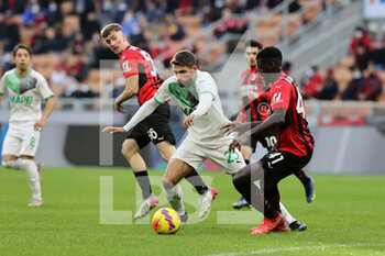 2021-11-28 - Domenico Berardi of US Sassuolo fights for the ball against Tiemoue Bakayoko of AC Milan during the Serie A 2021/22 football match between AC Milan and US Sassuolo at Giuseppe Meazza Stadium, Milan, Italy on November 28, 2021 - AC MILAN VS US SASSUOLO - ITALIAN SERIE A - SOCCER