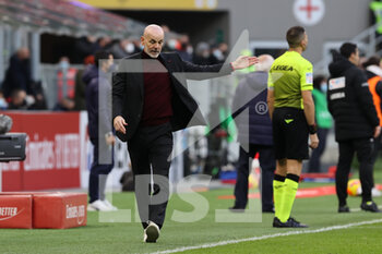 2021-11-28 - Stefano Pioli Head Coach of AC Milan reacts from the bench during the Serie A 2021/22 football match between AC Milan and US Sassuolo at Giuseppe Meazza Stadium, Milan, Italy on November 28, 2021 - AC MILAN VS US SASSUOLO - ITALIAN SERIE A - SOCCER