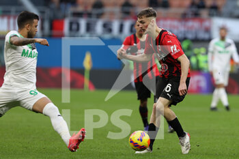 2021-11-28 - Alexis Saelemaekers of AC Milan in action during the Serie A 2021/22 football match between AC Milan and US Sassuolo at Giuseppe Meazza Stadium, Milan, Italy on November 28, 2021 - AC MILAN VS US SASSUOLO - ITALIAN SERIE A - SOCCER