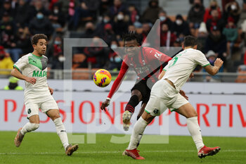 2021-11-28 - Rafael Leao of AC Milan in action during the Serie A 2021/22 football match between AC Milan and US Sassuolo at Giuseppe Meazza Stadium, Milan, Italy on November 28, 2021 - AC MILAN VS US SASSUOLO - ITALIAN SERIE A - SOCCER