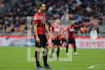 2021-11-28 - Zlatan Ibrahimovic of AC Milan looks on during the Serie A 2021/22 football match between AC Milan and US Sassuolo at Giuseppe Meazza Stadium, Milan, Italy on November 28, 2021 - AC MILAN VS US SASSUOLO - ITALIAN SERIE A - SOCCER