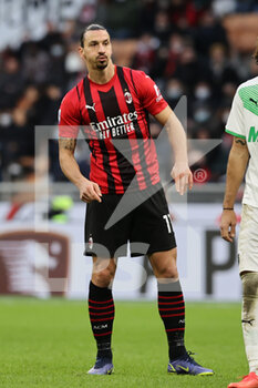 2021-11-28 - Zlatan Ibrahimovic of AC Milan in action during the Serie A 2021/22 football match between AC Milan and US Sassuolo at Giuseppe Meazza Stadium, Milan, Italy on November 28, 2021 - AC MILAN VS US SASSUOLO - ITALIAN SERIE A - SOCCER