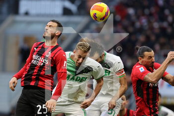 2021-11-28 - Davide Frattesi of US Sassuolo and Alessando Florenzi of AC Milan in action during the Serie A 2021/22 football match between AC Milan and US Sassuolo at Giuseppe Meazza Stadium, Milan, Italy on November 28, 2021 - AC MILAN VS US SASSUOLO - ITALIAN SERIE A - SOCCER