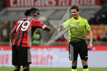 2021-11-28 - Referee Gianluca Manganiello discusses with Franck Kessie of AC Milan during the Serie A 2021/22 football match between AC Milan and US Sassuolo at Giuseppe Meazza Stadium, Milan, Italy on November 28, 2021 - AC MILAN VS US SASSUOLO - ITALIAN SERIE A - SOCCER