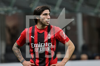2021-11-28 - Sandro Tonali of AC Milan looks on during the Serie A 2021/22 football match between AC Milan and US Sassuolo at Giuseppe Meazza Stadium, Milan, Italy on November 28, 2021 - AC MILAN VS US SASSUOLO - ITALIAN SERIE A - SOCCER