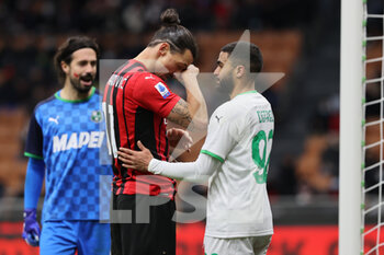 2021-11-28 - Zlatan Ibrahimovic of AC Milan injured during the Serie A 2021/22 football match between AC Milan and US Sassuolo at Giuseppe Meazza Stadium, Milan, Italy on November 28, 2021 - AC MILAN VS US SASSUOLO - ITALIAN SERIE A - SOCCER