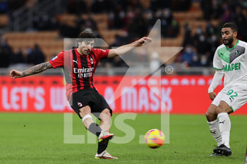 2021-11-28 - Sandro Tonali of AC Milan in action during the Serie A 2021/22 football match between AC Milan and US Sassuolo at Giuseppe Meazza Stadium, Milan, Italy on November 28, 2021 - AC MILAN VS US SASSUOLO - ITALIAN SERIE A - SOCCER