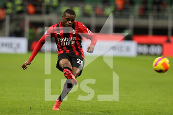 2021-11-28 - Pierre Kalulu of AC Milan in action during the Serie A 2021/22 football match between AC Milan and US Sassuolo at Giuseppe Meazza Stadium, Milan, Italy on November 28, 2021 - AC MILAN VS US SASSUOLO - ITALIAN SERIE A - SOCCER