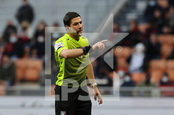 2021-11-28 - Referee Gianluca Manganiello gestures during the Serie A 2021/22 football match between AC Milan and US Sassuolo at Giuseppe Meazza Stadium, Milan, Italy on November 28, 2021 - AC MILAN VS US SASSUOLO - ITALIAN SERIE A - SOCCER