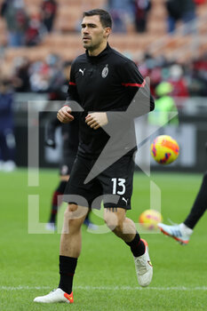2021-11-28 - Alessio Romagnoli of AC Milan warms up during the Serie A 2021/22 football match between AC Milan and US Sassuolo at Giuseppe Meazza Stadium, Milan, Italy on November 28, 2021 - AC MILAN VS US SASSUOLO - ITALIAN SERIE A - SOCCER