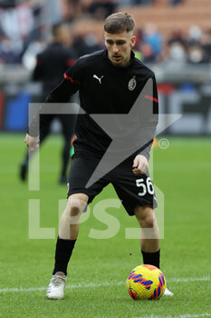 2021-11-28 - Alexis Saelemaekers of AC Milan warms up during the Serie A 2021/22 football match between AC Milan and US Sassuolo at Giuseppe Meazza Stadium, Milan, Italy on November 28, 2021 - AC MILAN VS US SASSUOLO - ITALIAN SERIE A - SOCCER