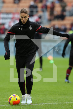 2021-11-28 - Andrea Conti of AC Milan warms up during the Serie A 2021/22 football match between AC Milan and US Sassuolo at Giuseppe Meazza Stadium, Milan, Italy on November 28, 2021 - AC MILAN VS US SASSUOLO - ITALIAN SERIE A - SOCCER