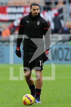 2021-11-28 - Zlatan Ibrahimovic of AC Milan warms up during the Serie A 2021/22 football match between AC Milan and US Sassuolo at Giuseppe Meazza Stadium, Milan, Italy on November 28, 2021 - AC MILAN VS US SASSUOLO - ITALIAN SERIE A - SOCCER