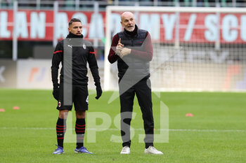 2021-11-28 - Stefano Pioli Head Coach of AC Milan talks to Ismael Bennacer of AC Milan during the Serie A 2021/22 football match between AC Milan and US Sassuolo at Giuseppe Meazza Stadium, Milan, Italy on November 28, 2021 - AC MILAN VS US SASSUOLO - ITALIAN SERIE A - SOCCER