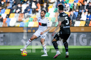 2021-11-28 - Milan Badelj  (Genoa) in action against Tolgay Arslan (Udinese) - UDINESE CALCIO VS GENOA CFC - ITALIAN SERIE A - SOCCER