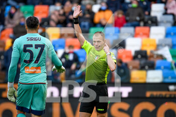 2021-11-28 - The referee of the match Francesco Meraviglia on headphones to get confirmation of canceled goal by Destiny Udogie (Udinese) looking at Salvatore Sirigu  (Genoa) - UDINESE CALCIO VS GENOA CFC - ITALIAN SERIE A - SOCCER