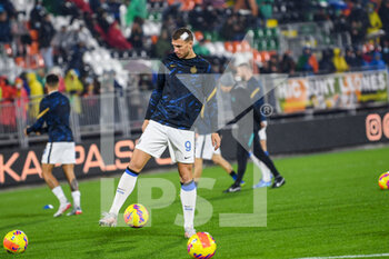 2021-11-27 - Inter’s Edin Dzeko  portrait during warm up - VENEZIA FC VS INTER - FC INTERNAZIONALE - ITALIAN SERIE A - SOCCER