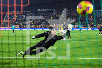 2021-11-27 - Inter’s Samir Handanovic goalkeeper saves a goal - VENEZIA FC VS INTER - FC INTERNAZIONALE - ITALIAN SERIE A - SOCCER
