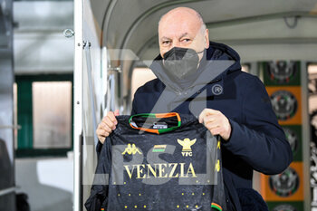 2021-11-27 - Marotta receives the shirt of Venezia FC - VENEZIA FC VS INTER - FC INTERNAZIONALE - ITALIAN SERIE A - SOCCER