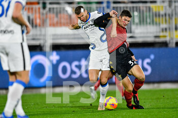 2021-11-27 - Inter’s Edin Dzeko and Venezia’s Pietro Ceccaroni in action - VENEZIA FC VS INTER - FC INTERNAZIONALE - ITALIAN SERIE A - SOCCER