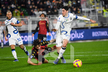 2021-11-27 - Inter’s Alessandro Bastoni Inter FC action and Venezia’s Sofian Kiyine - VENEZIA FC VS INTER - FC INTERNAZIONALE - ITALIAN SERIE A - SOCCER