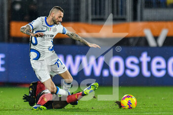 2021-11-27 - foul of Inter’s Marcelo Brozovic on Venezia’s Ridgeciano Haps - VENEZIA FC VS INTER - FC INTERNAZIONALE - ITALIAN SERIE A - SOCCER