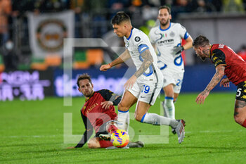 2021-11-27 - foul of Inter’s Joaquin Correa on Venezia’s Mattia Aramu - VENEZIA FC VS INTER - FC INTERNAZIONALE - ITALIAN SERIE A - SOCCER