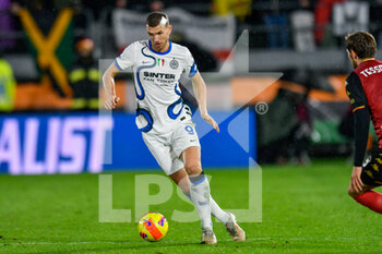 2021-11-27 - Inter’s Edin Dzeko  portrait in action - VENEZIA FC VS INTER - FC INTERNAZIONALE - ITALIAN SERIE A - SOCCER