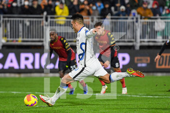 2021-11-27 - Inter’s Lautaro Martinez score the penalitykick - VENEZIA FC VS INTER - FC INTERNAZIONALE - ITALIAN SERIE A - SOCCER