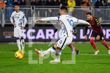 2021-11-27 - Inter’s Lautaro Martinez score the penalitykick - VENEZIA FC VS INTER - FC INTERNAZIONALE - ITALIAN SERIE A - SOCCER
