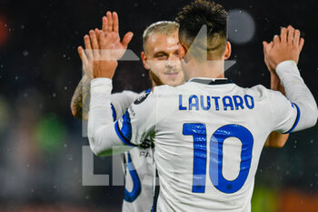 2021-11-27 - Inter’s Lautaro Martinez and Inter’s Federico Dimarco celebrates a victory at the end of match - VENEZIA FC VS INTER - FC INTERNAZIONALE - ITALIAN SERIE A - SOCCER