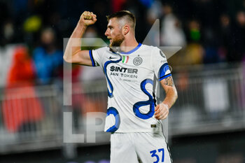 2021-11-27 - Inter’s Milan Skriniar celebrates a victory at the end of match - VENEZIA FC VS INTER - FC INTERNAZIONALE - ITALIAN SERIE A - SOCCER