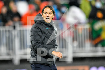 2021-11-27 - Inter's Head Coach Simone Inzaghi celebrates a victory at the end of match - VENEZIA FC VS INTER - FC INTERNAZIONALE - ITALIAN SERIE A - SOCCER