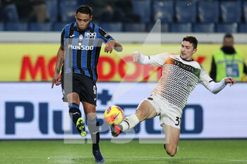 2021-11-30 - Luis Muriel (Atalanta Bergamasca Calcio) and Mattia Caldara (Venezia FC) fight for the ball - ATALANTA BC VS VENEZIA FC - ITALIAN SERIE A - SOCCER