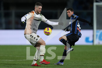 2021-11-30 - Thomas Henry (Venezia FC) is challenged by Matteo Pessina (Atalanta Bergamasca Calcio) - ATALANTA BC VS VENEZIA FC - ITALIAN SERIE A - SOCCER