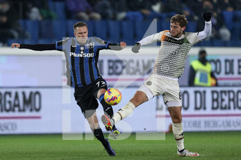 2021-11-30 - Josip Ilicic (Atalanta Bergamasca Calcio) and Tanner Tessmann (Venezia FC) fight for the ball - ATALANTA BC VS VENEZIA FC - ITALIAN SERIE A - SOCCER