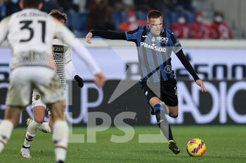 2021-11-30 - Josip Ilicic (Atalanta Bergamasca Calcio) shoots the ball - ATALANTA BC VS VENEZIA FC - ITALIAN SERIE A - SOCCER