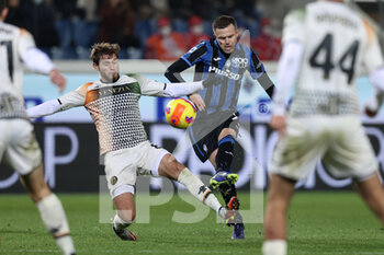 2021-11-30 - Josip Ilicic (Atalanta Bergamasca Calcio) shoots the ball challenged by Tanner Tessmann (Venezia FC) - ATALANTA BC VS VENEZIA FC - ITALIAN SERIE A - SOCCER
