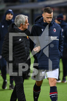 2021-12-01 - Josè Mourinho AS Roma Trainer consoles Marko Arnautovic after his injury - BOLOGNA FC VS AS ROMA - ITALIAN SERIE A - SOCCER