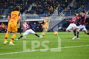 2021-12-01 - Mkhitaryan Henrikh shooting on goal - BOLOGNA FC VS AS ROMA - ITALIAN SERIE A - SOCCER