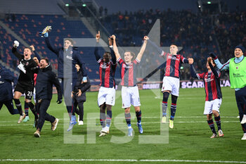 2021-12-01 - Bologna FC team celebrating victory - BOLOGNA FC VS AS ROMA - ITALIAN SERIE A - SOCCER
