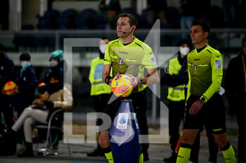 2021-11-30 - The referee of the match Matteo Marcenaro pick the ball - HELLAS VERONA FC VS CAGLIARI CALCIO - ITALIAN SERIE A - SOCCER