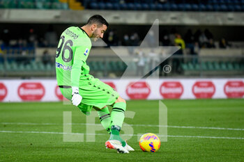 2021-11-30 - Lorenzo Montipò (Verona) portrait in action - HELLAS VERONA FC VS CAGLIARI CALCIO - ITALIAN SERIE A - SOCCER