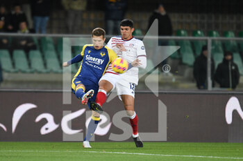 2021-11-30 - Darko Lazovic (Verona) in action against Raoul Bellanova (Cagliari) - HELLAS VERONA FC VS CAGLIARI CALCIO - ITALIAN SERIE A - SOCCER