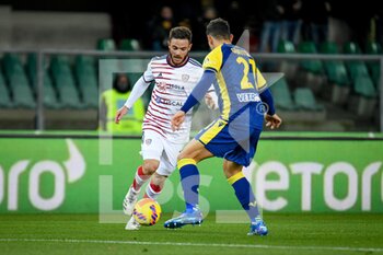 2021-11-30 - Nahitan Nandez (Cagliari) in action against Pawel Dawidowicz (Verona) - HELLAS VERONA FC VS CAGLIARI CALCIO - ITALIAN SERIE A - SOCCER
