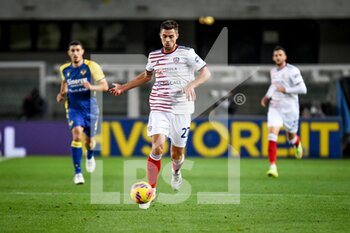 2021-11-30 - Alberto Grassi (Cagliari) carries the ball - HELLAS VERONA FC VS CAGLIARI CALCIO - ITALIAN SERIE A - SOCCER