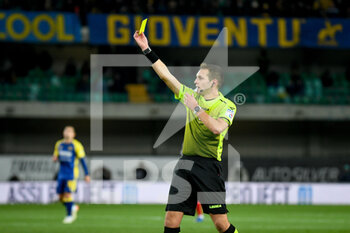 2021-11-30 - The referee of the match Marreo Marcenaro shows yellow card to Pawel Dawidowicz (Verona) - HELLAS VERONA FC VS CAGLIARI CALCIO - ITALIAN SERIE A - SOCCER