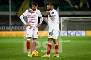 2021-11-30 - Alberto Grassi (Cagliari) and Galvao Joao Pedro (Cagliari) at the free kick - HELLAS VERONA FC VS CAGLIARI CALCIO - ITALIAN SERIE A - SOCCER